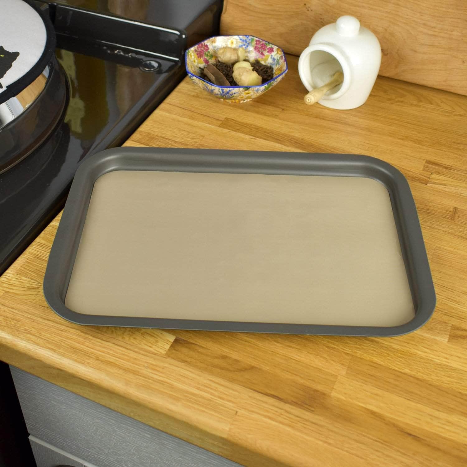 Non-stick liner for 'half oven' size baking tray