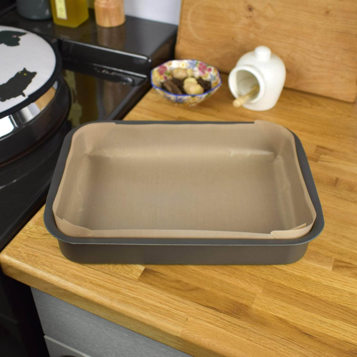 Non-stick liner for &#39;half oven&#39; size roasting tin