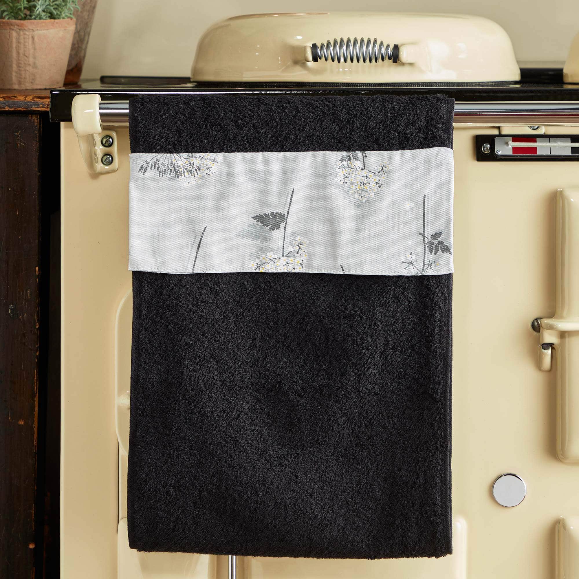 Narrow (32 cm) hanging towel with velcro attachment - 'Cow Parsley'