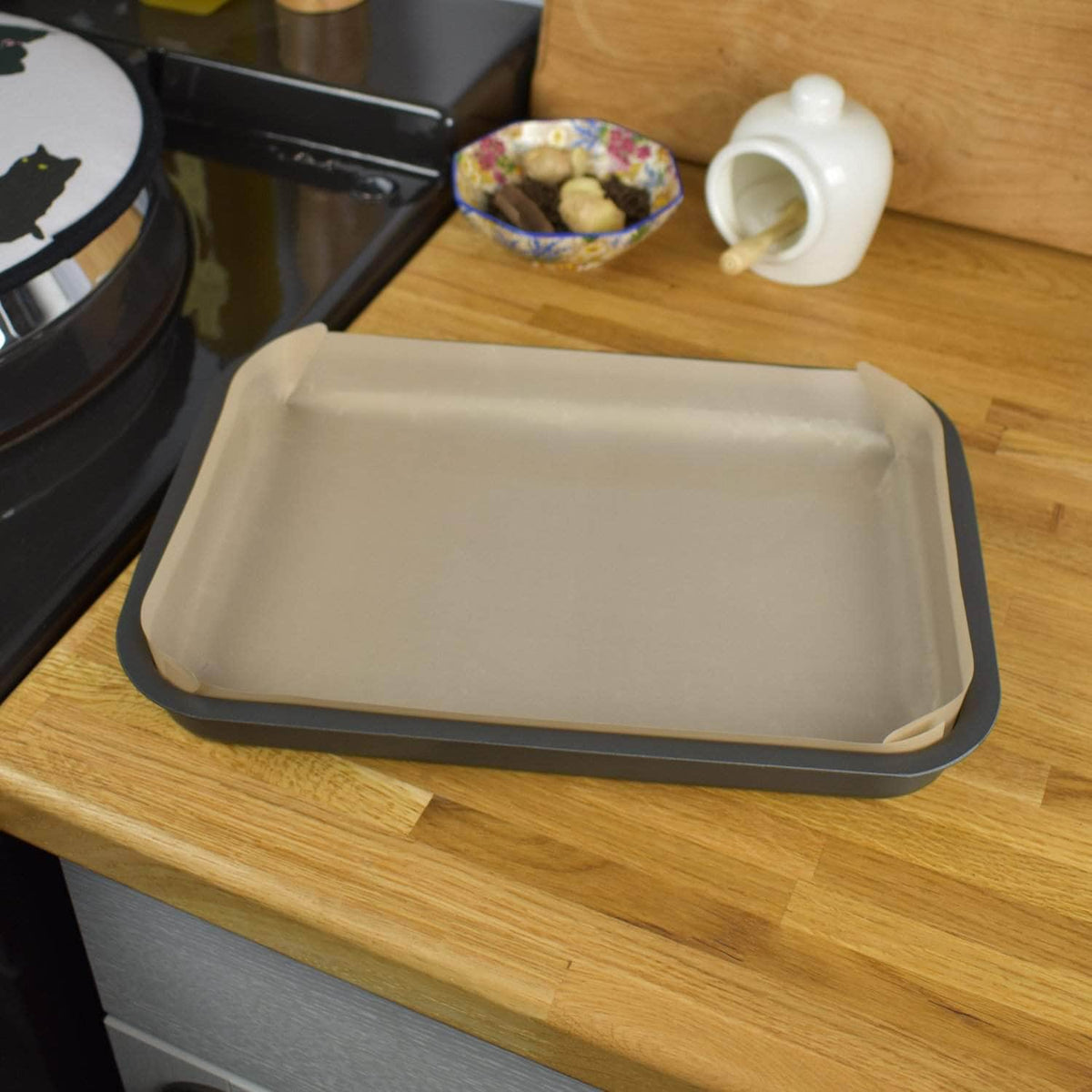 Non-stick liner for &#39;half oven&#39; size tray bake